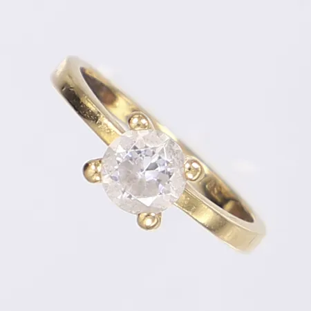 Ring slät med vit sten stl: 16¼ bredd 2-6mm 18K Vikt: 2,6 g