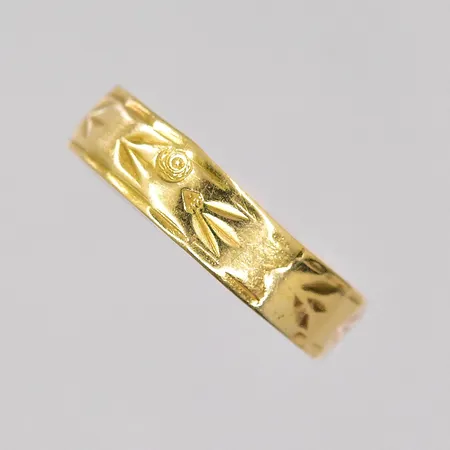 Ring mönstrad stl:15¼ bredd 4,1mm skev skena 18K Vikt: 1,3 g