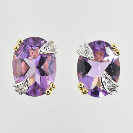 Ett par örhängen med små diamanter och lila stenar stl:6x9mm, 18K. Vikt: 1,8 g