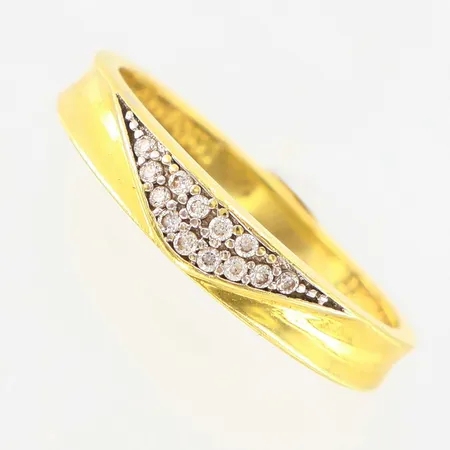 Ring med vita stenar stl:17¼, bredd ca 3,5mm, 14K Vikt: 1,8 g