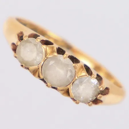 Ring med vita stenar stl:16¾, bredd 1,5-5,3mm, slitage på stenar, 18K Vikt: 2,9 g