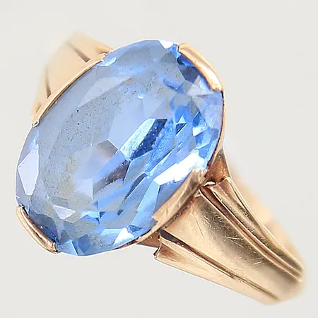 Ring med blå sten stl:18¾, bredd 2,3mm, gravyr, 14K  Vikt: 3,7 g