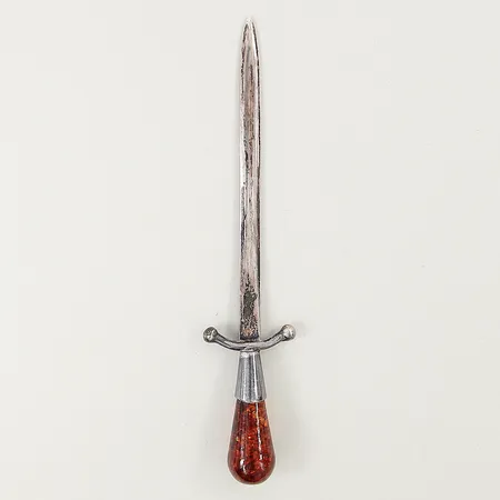 Brevkniv med skaft i bärnsten längd 13cm, bredd 6-13mm, silver 925/1000 Vikt: 13,8 g