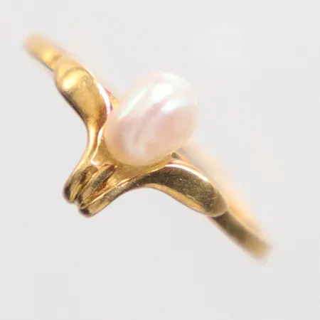 Ring med pärla stl: 16, 18K. Vikt: 1,5 g
