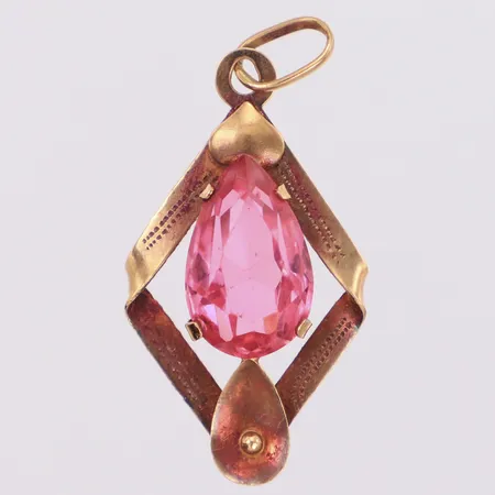 Hänge med rosa sten längd 33,5mm, bredd 15,5mm, 14K Vikt: 2,2 g