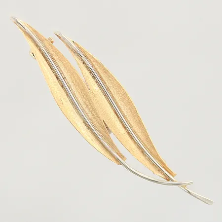 Brosch, 47X11mm, vitguldsdetaljer, böjd nål, 18K  Vikt: 2,9 g