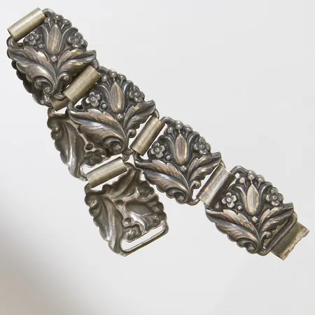Armband med blomsterdekor längd: 18,8cm, bredd: 22,3mm, G. Dahlgren & Co, Malmö, 1950, trasigt lås, silver 830/1000 Vikt: 45,6 g