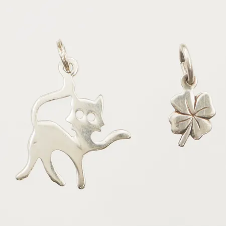 Hänge katt och fyrklöver längd ca 15-23mm inklusive ögla, 925/1000 silver Vikt: 1,5 g