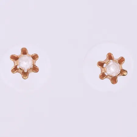 Örhängen paret med vita stenar,diameter ca 5.8 mm,18k. Vikt: 0,9 g