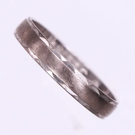 Ring vitguld med gravyr,storlek 20 ¼ mm,bredd 4 mm,18k. Vikt: 3,6 g