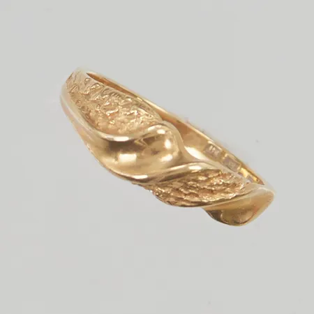 Ring stl:15½ bredd 6mm 18K 2,1g.