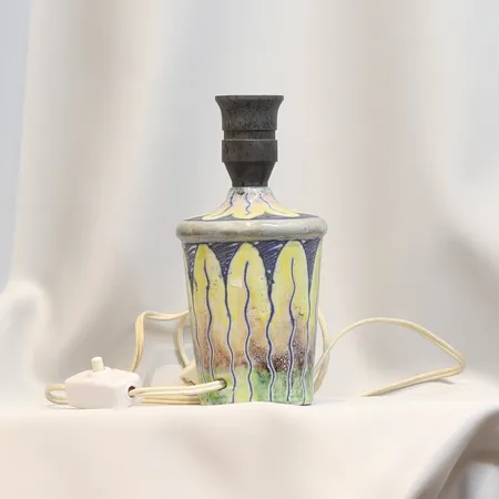 Lampfot Tilgmans Keramik, glaserat lergods med motiv av växter,  ej funktionstestad (behöver ny el), ca 1950-tal höjd 20cm Skickas med paket.