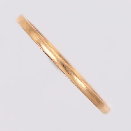 Ring stl:18½ bredd 1,2mm, gravyr, 18K Vikt: 1,1 g