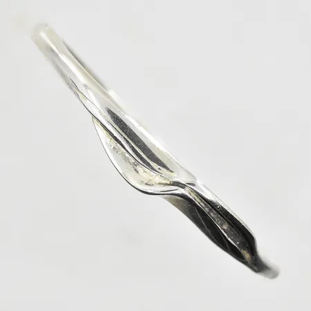 Armband öppningsbart innermått 50x53 mm, bredd 4-8 mm, endast stämplat silver 92571000. Vikt: 11,8 g