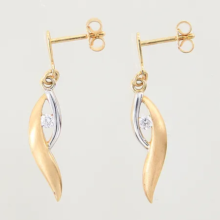 Örhängen med vita stenar, längd 27mm, bredd 2,8-5,7mm, vitguldsdetaljer, 18K  Vikt: 2,5 g