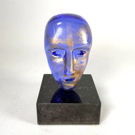 Skulptur "Brains on Stone" Bertil Vallien Kosta Boda omkring 2005 blå glasmassa med guldstoff signerad B. Vallien 7173018 KOSTA BODA LIM.ED. 1000 (begränsad upplaga om 1000 exemplar), höjd inklusive stensockel 12cm, obetydligt märke, sockeln med mindre nagg vid fästet