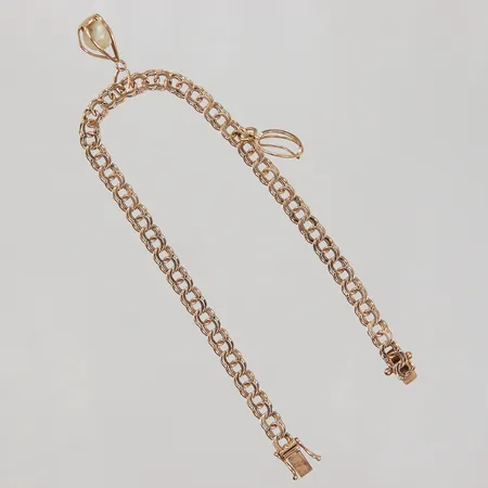 Armband Bismarck, med två berlocker, längd 19,5cm, bredd 4,5mm, 18K Vikt: 8,4 g