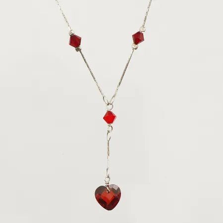 Collier med röda stenar Guldfynd, längd 38-41cm, hängets mått längd 44mm, bredd 10mm, 925/1000 silver Vikt: 3 g