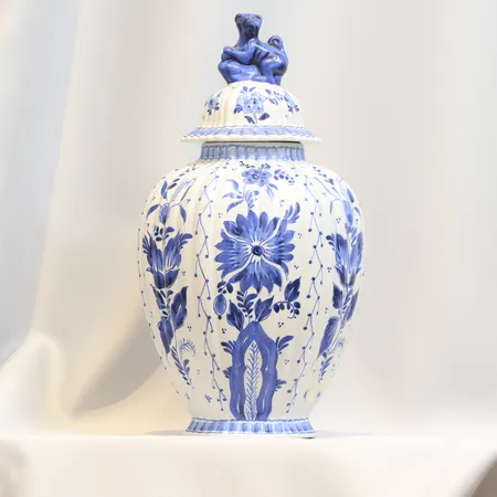 Lockurna, Delft, höjd ca 31cm, nagg Skickas med postpaket.