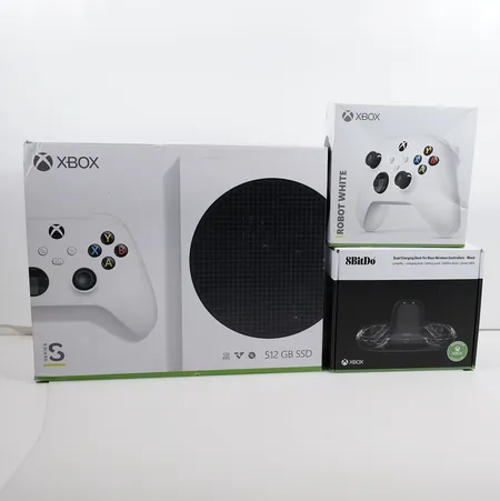 Xbox Series S 512gb, modell 1883 med 2 kontroller samt laddstation Skickas med postpaket.