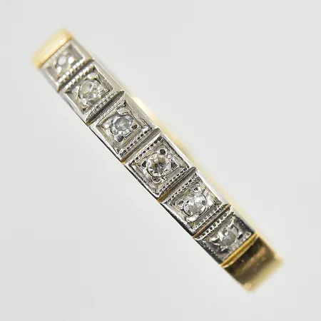 Ring med vita stenar stl:17½, bredd 3 mm, rödguld/vitguld, 18K. Vikt: 3 g