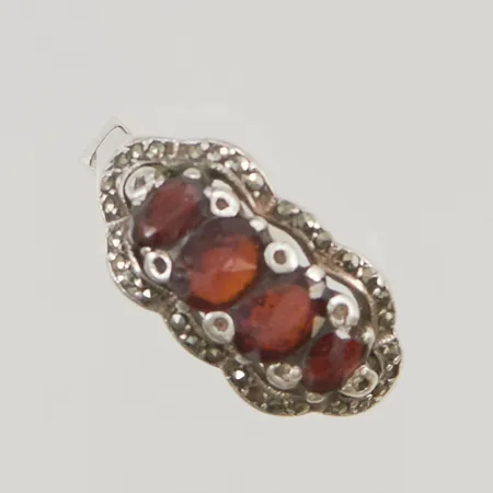 Ring Ø18¾ bredd 10mm repigt färgat glas, markasiter saknas, 830/1000 Silver 4,9g.