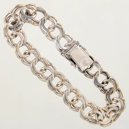 Armband Bismarck längd 18cm bredd 11,5mm, något slappt lås, saknar haltstämpel, silver Vikt: 26,6 g