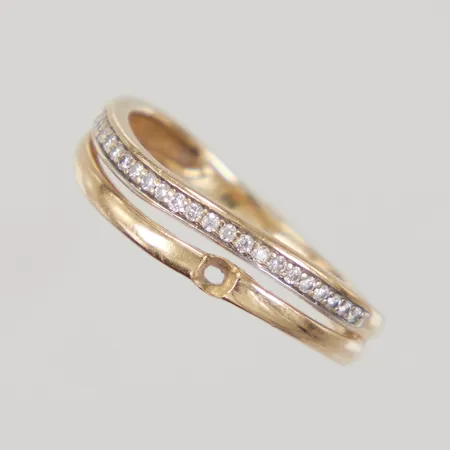 Ring med diamanter 0,12ctv enligt gravyr, en diamant saknas, stl:16½ bredd: 4mm, 18K Vikt: 2,2 g