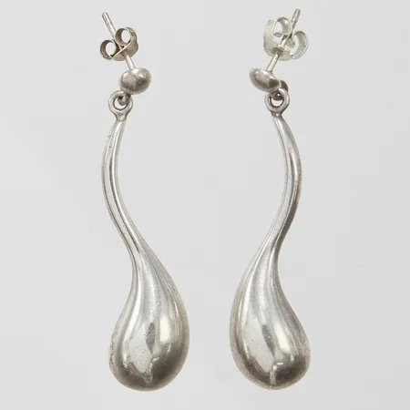 Örhängen droppar längd: 47,5mm GHA, skeva stift, omaka snurrebussar, silver 925/1000 Vikt: 7,8 g