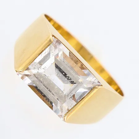 Ring med vit sten stl:17½, bredd framtill ca 8mm, 18K Vikt: 4 g