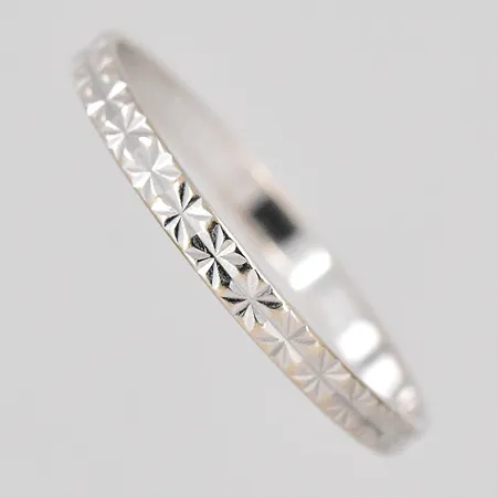 Ring stl:19 bredd 2mm vitguld 18K Vikt: 1,1 g