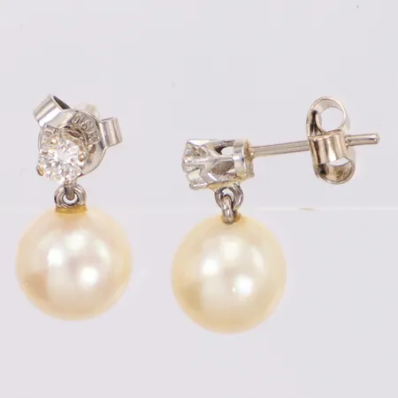 Örhängen med diamanter 2xca0,12ct samt odlade saltvattenspärlor Akoya Ø8,5mm, längd 15mm, bredd 3,6-8,5mm, OPI, vitguld, 18K Vikt: 3,2 g