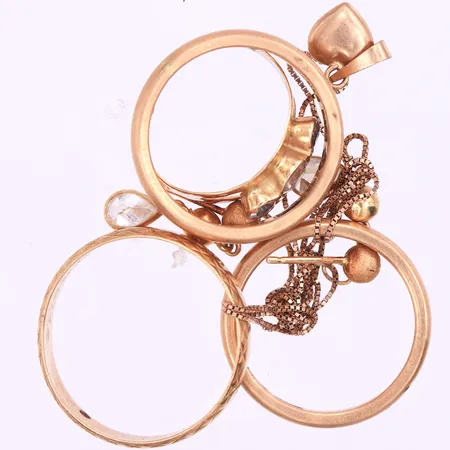 Diverse smycken med gravyrer och defekter,18k. Vikt: 16,4 g