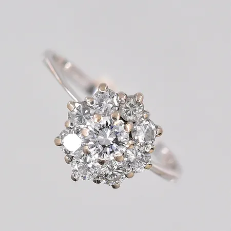 Ring med diamanter ca 1x0,30ct ca 8x0,04-0,07ct stl:17½, vitguld bör omrodieras ograverad 18K Vikt: 2,5 g