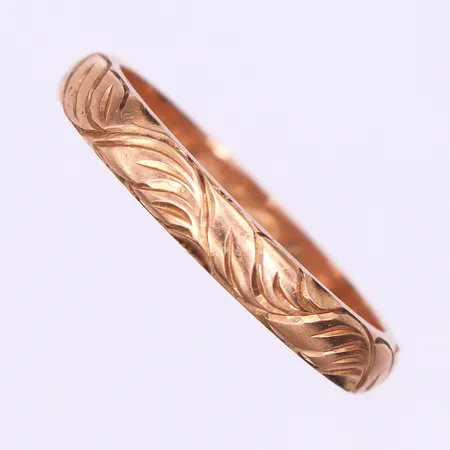 Ring med gravyr,storlek 19 mm,bredd 3.5 mm,18k. Vikt: 4,8 g