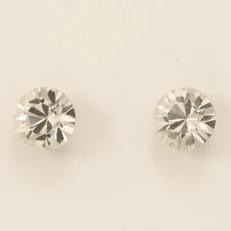 Ett par örhängen med vita stenar Ø6mm, 925/1000 silver Vikt: 0,7 g