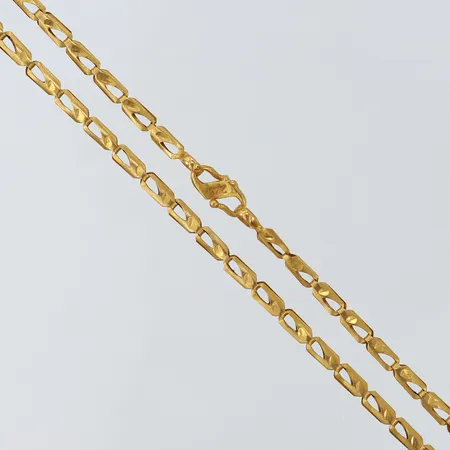 Kedja längd ca 49cm, bredd 3mm, ojämnheter på länk och lås 22K Vikt: 8,9 g