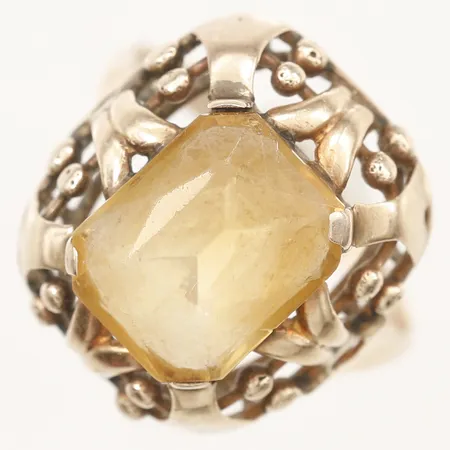 Ring med gul sten stl:16¼ bredd 16mm, kraftigt slitage på fasetter, 14K  Vikt: 3,6 g