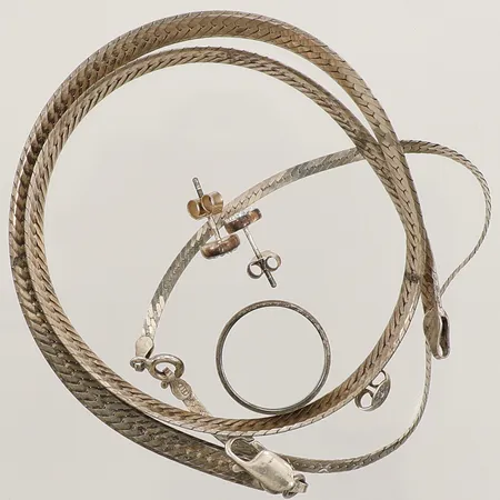 Diverse silver, 835-925/1000 silver Vikt: 19,9 g