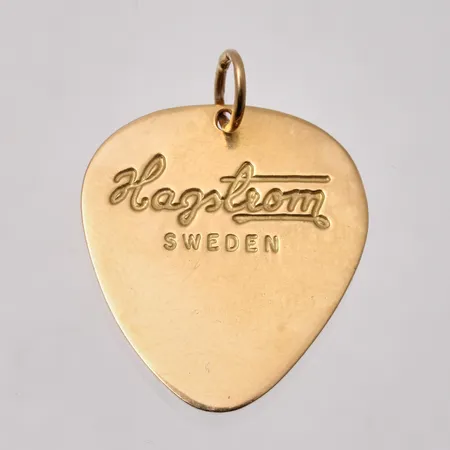 Hänge plektrum graverad Hagström 25,6x35,8mm, 18K guld, 6,4g.