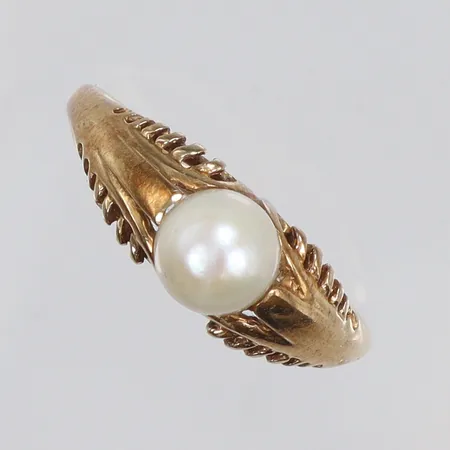 Ring med pärla stl:19 bredd 1-6mm, 14K bruttovikt 3g Vikt: 3 g