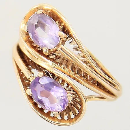 Ring med ametister stl:16¼, bredd 2-16mm, svensk importstämpel, ametister med slitage samt nagg, 18K Vikt: 5,2 g