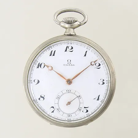 Fickur Omega vitmetall manuell Ø48mm, boett-nr: 9770516, verk-nr: 8936456, klockkedja i oädel metall medföljer, gravyr, bakboett med smärre buckla, glas med repor