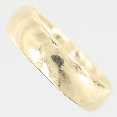 Ring slät stl: 18¼ bredd 5,9mm, bucklig, ihålig, gravyr, 18K  Vikt: 2,3 g