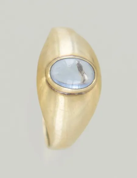 Ring med månsten stl 18mm bredd 10mm, 18K Vikt: 1,9 g