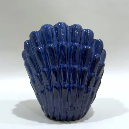 Vas Vicke Lindstrand för Upsala Ekeby, i form av snäcka, höjd ca 18cm, glaserat lergods Skickas med paket.