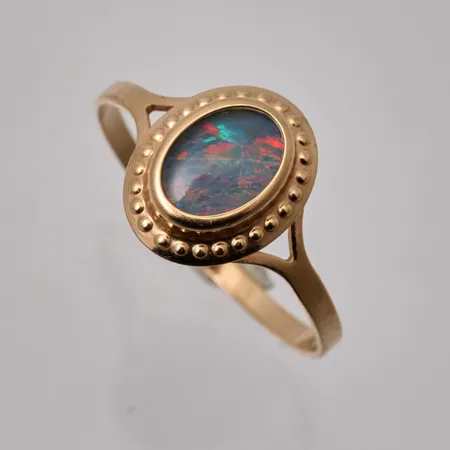 Ring med Opaltripplet stl:17½ bredd 1,5-11mm 18K guld, 1,14g.