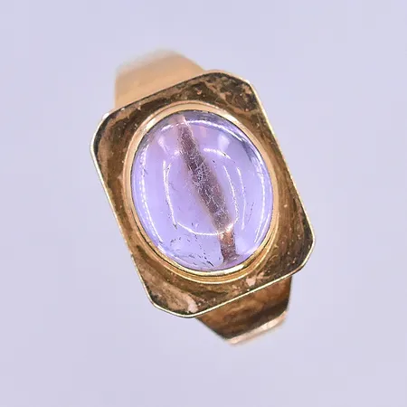 Ring med lila sten stl:17½, bredd 3-11 mm 18K. Vikt: 2,9 g