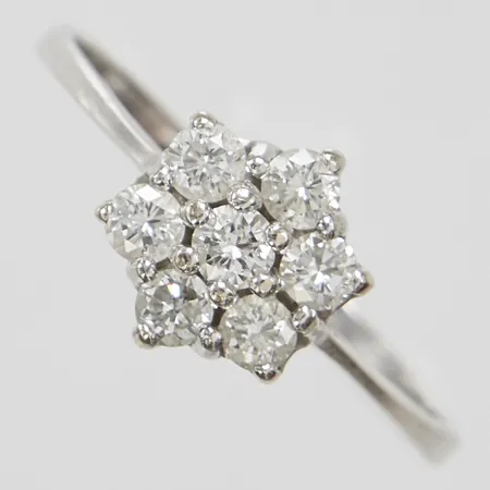 Rosettring med 7 diamanter 0,50ctv enligt gravyr, stl:18½, bredd: 1,9-9,2mm, storleksändrad, vitguld, 18K Vikt: 2,2 g