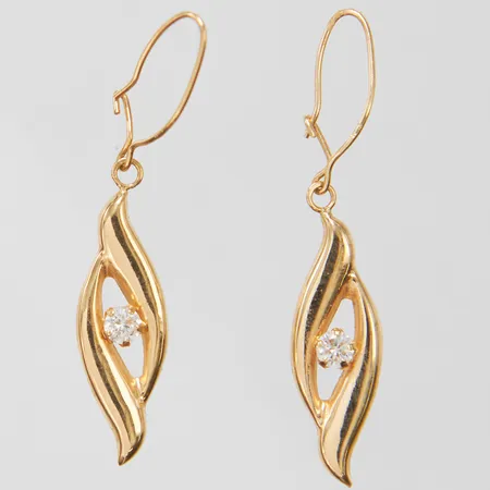 Örhängen med vita stenar längd ca 38mm, bredd 7mm, 18K Vikt: 0,8 g